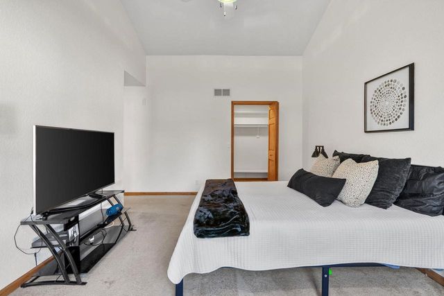 2705 OAKWOOD CIRCLE, Oshkosh, WI 54904