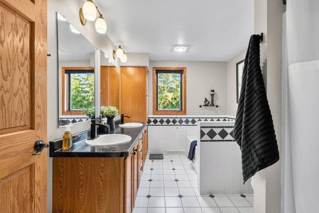 2705 OAKWOOD CIRCLE, Oshkosh, WI 54904