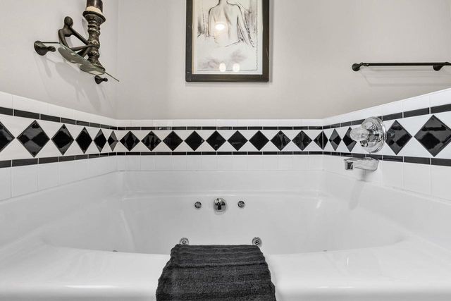 2705 OAKWOOD CIRCLE, Oshkosh, WI 54904