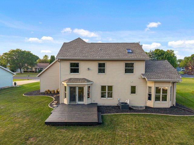2705 OAKWOOD CIRCLE, Oshkosh, WI 54904