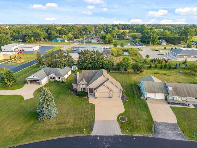 2705 OAKWOOD CIRCLE, Oshkosh, WI 54904