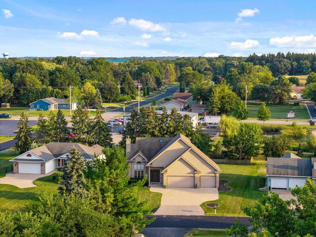 2705 OAKWOOD CIRCLE, Oshkosh, WI 54904