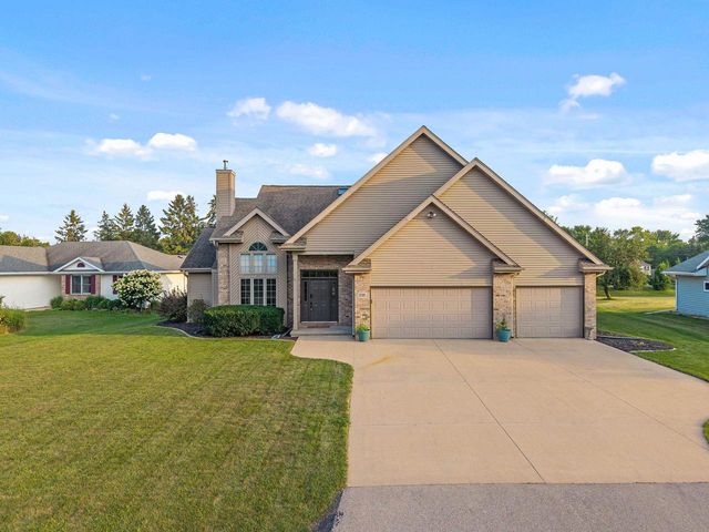 2705 OAKWOOD CIRCLE, Oshkosh, WI 54904