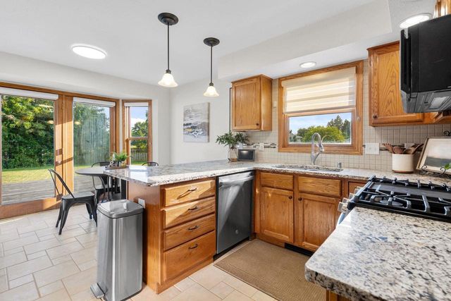 2705 OAKWOOD CIRCLE, Oshkosh, WI 54904