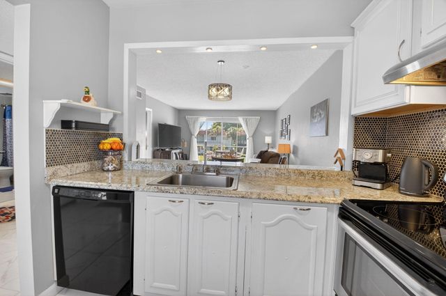 33 Abbey Lane 207, Delray Beach, FL 33446