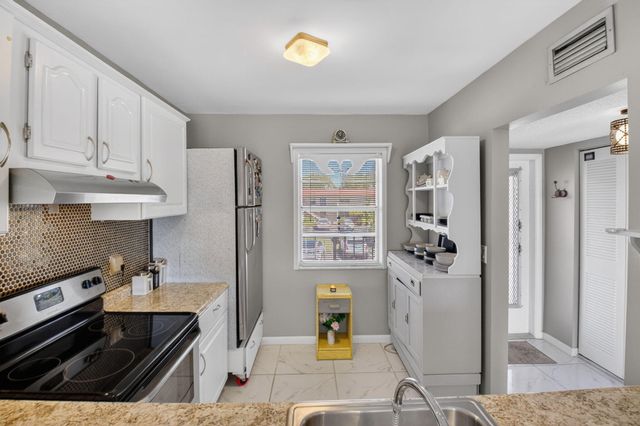 33 Abbey Lane 207, Delray Beach, FL 33446