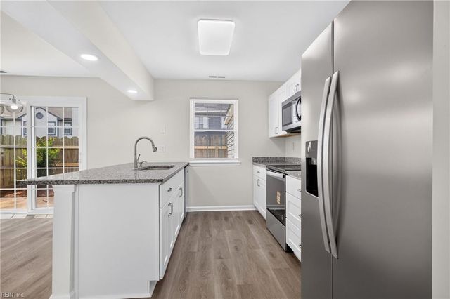 131 Seaside LN, Virginia Beach, VA 23462