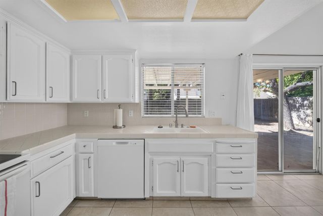 1813 E Shea Drive, Fresno, CA 93720