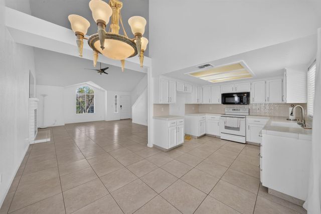 1813 E Shea Drive, Fresno, CA 93720