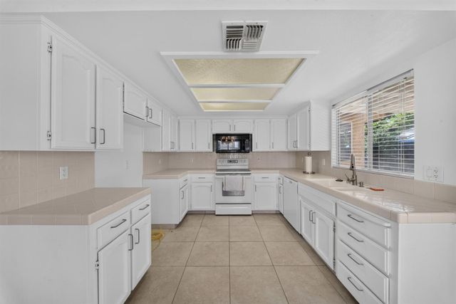 1813 E Shea Drive, Fresno, CA 93720