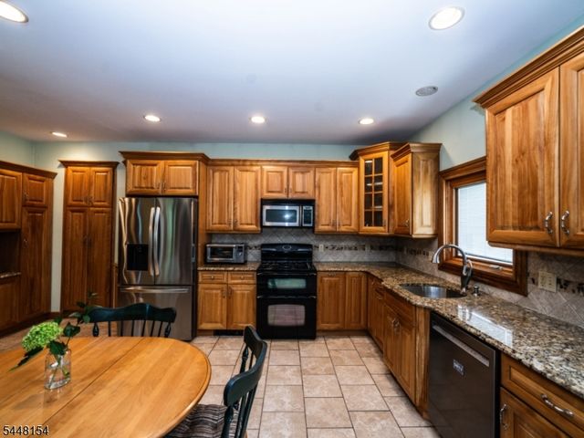 220 Clinton Ave 2, Clifton City, NJ 07011