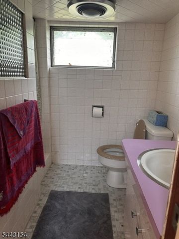 220 Clinton Ave 2, Clifton City, NJ 07011