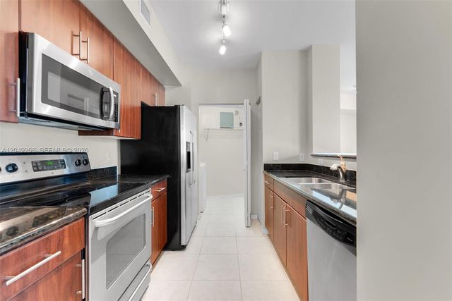 2421 NE 65th St 403, Fort Lauderdale, FL 33308