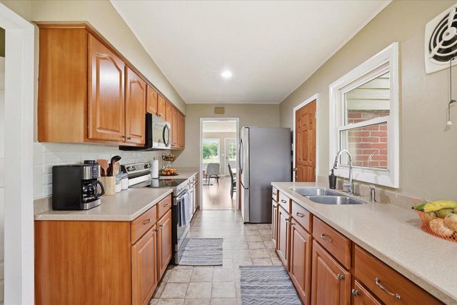 920 N Grandview BOULEVARD, Waukesha, WI 53188