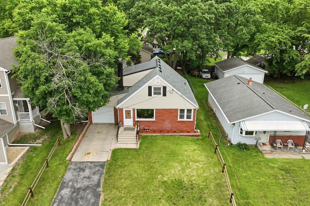 920 N Grandview BOULEVARD, Waukesha, WI 53188