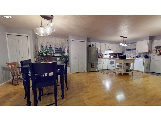 2119 15TH St, Springfield, OR 97477