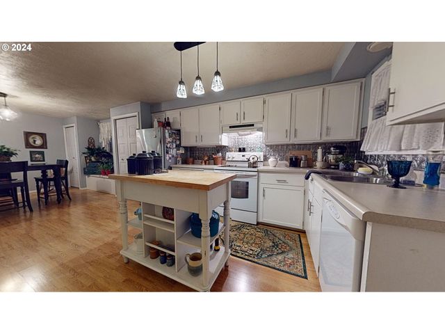 2119 15TH St, Springfield, OR 97477