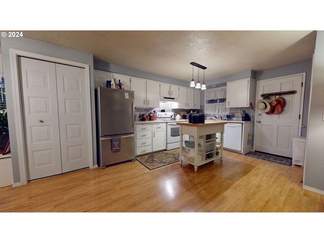 2119 15TH St, Springfield, OR 97477