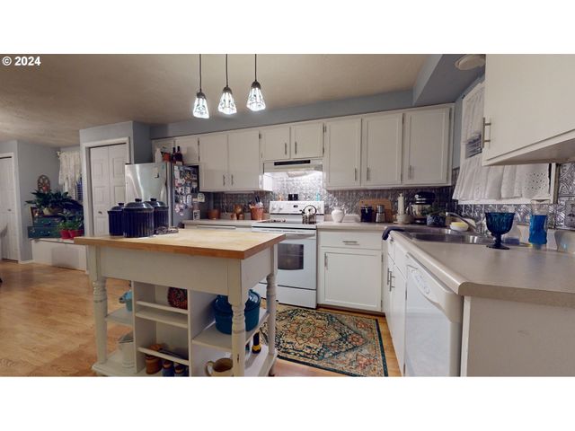 2119 15TH St, Springfield, OR 97477