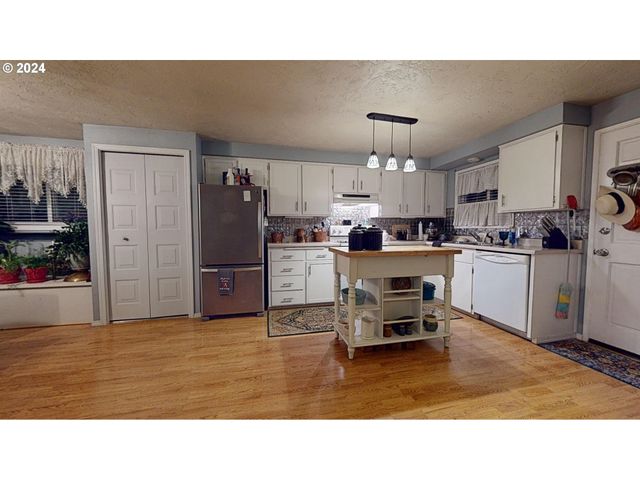2119 15TH St, Springfield, OR 97477