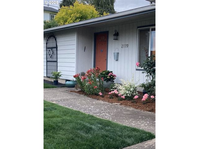 2119 15TH St, Springfield, OR 97477