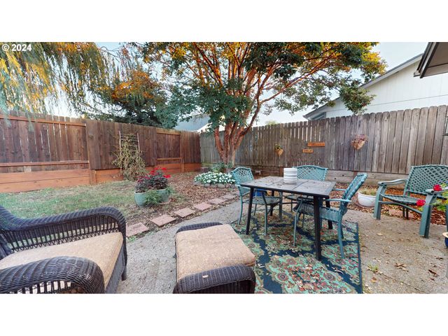 2119 15TH St, Springfield, OR 97477