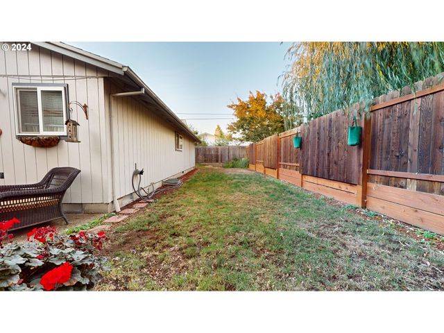 2119 15TH St, Springfield, OR 97477