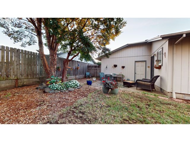 2119 15TH St, Springfield, OR 97477