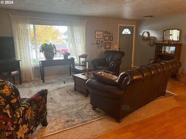 2119 15TH St, Springfield, OR 97477