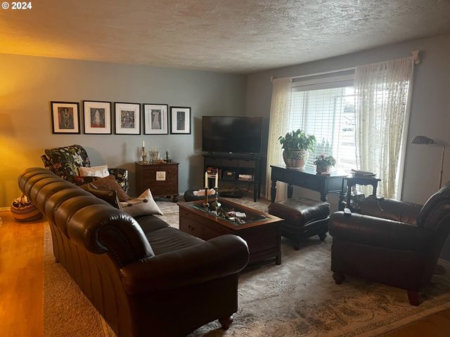 2119 15TH St, Springfield, OR 97477