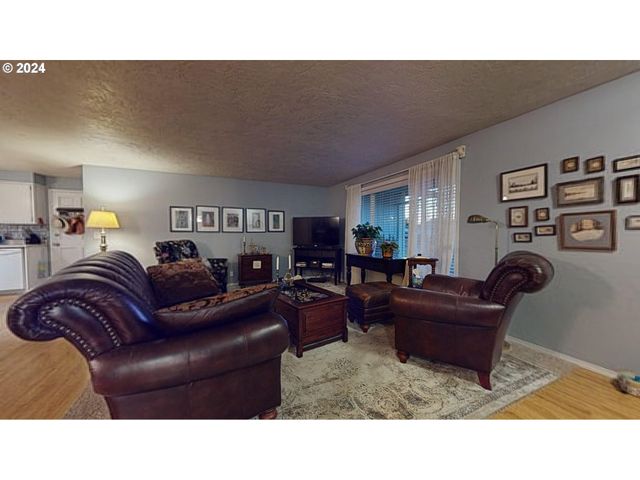 2119 15TH St, Springfield, OR 97477