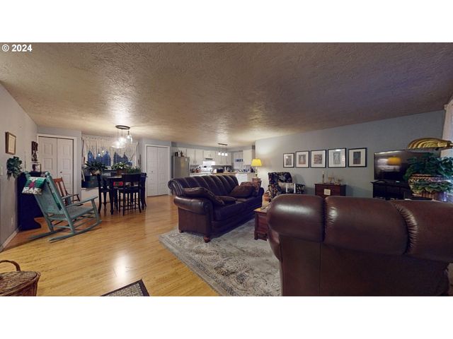 2119 15TH St, Springfield, OR 97477