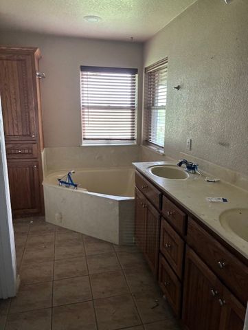 1157 N 3rd Street, Wills Point, TX 75169