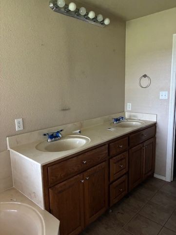 1157 N 3rd Street, Wills Point, TX 75169