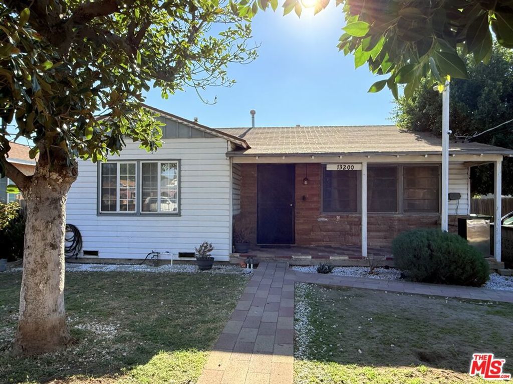 13200 Glamis Street, Pacoima, CA 91331