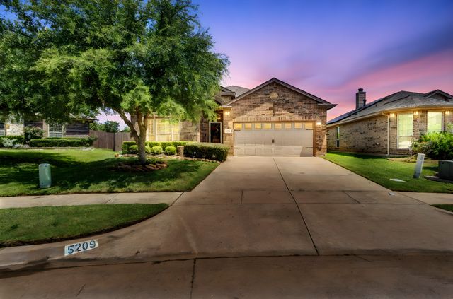 5209 Prestwick Drive, Arlington, TX 76001