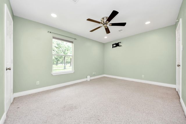 15443 W Loop Dr, Plantersville, TX 77363