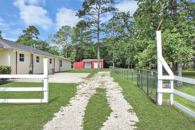 15443 W Loop Dr, Plantersville, TX 77363