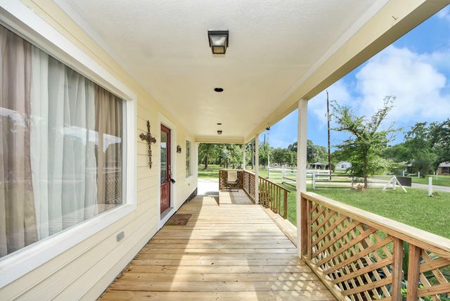 15443 W Loop Dr, Plantersville, TX 77363