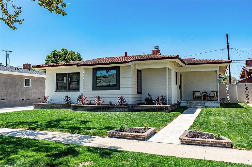 Image 2 of property listing at 2703 Knoxville, Long Beach, CA 90815