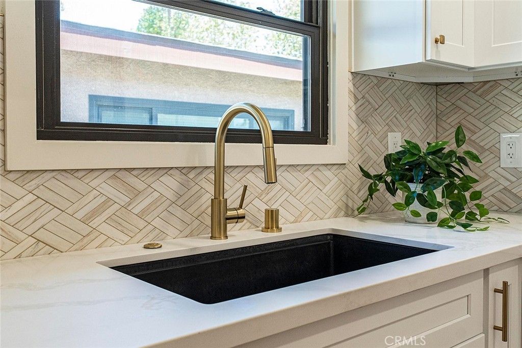 Image 5 of property listing at 2703 Knoxville, Long Beach, CA 90815