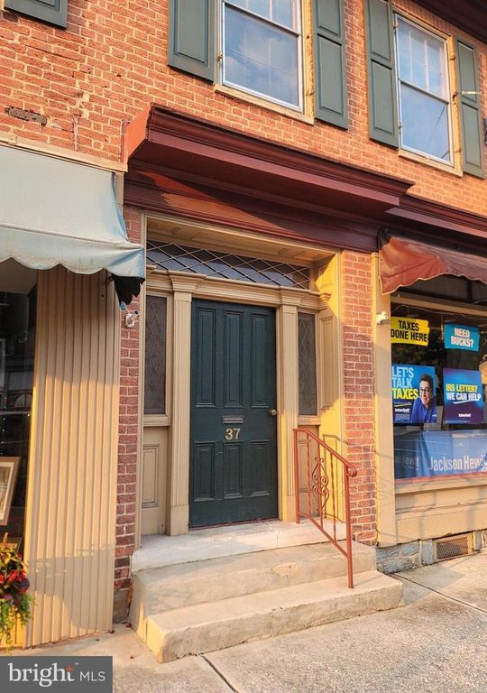 37 E MAIN ST #2, Waynesboro, PA 17268