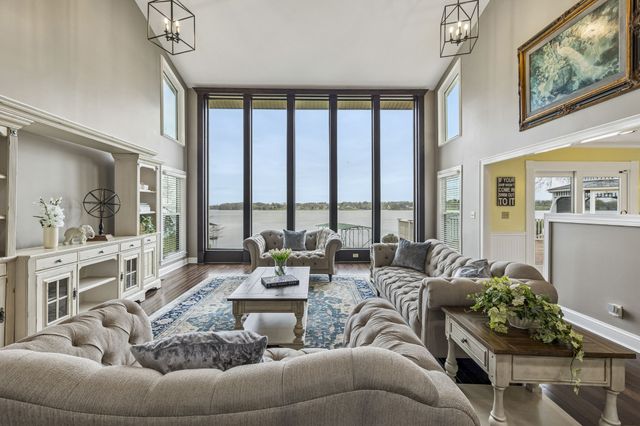 3211 Lakeshore Dr, Old Hickory, TN 37138