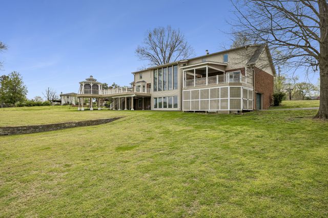 3211 Lakeshore Dr, Old Hickory, TN 37138