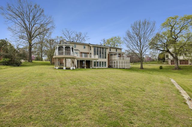 3211 Lakeshore Dr, Old Hickory, TN 37138