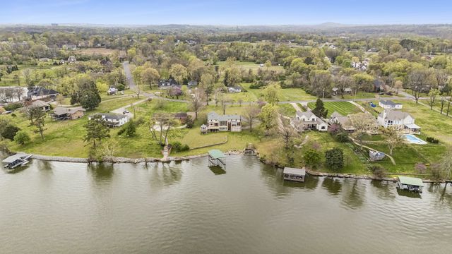 3211 Lakeshore Dr, Old Hickory, TN 37138