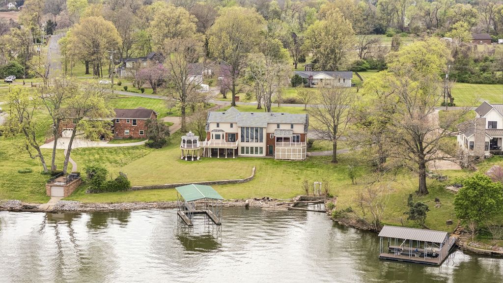 3211 Lakeshore Dr, Old Hickory, TN 37138