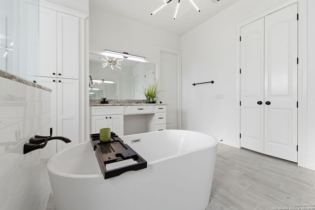 344 Abrego Lake, Floresville, TX 78114