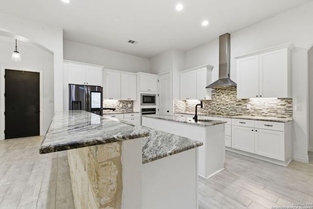 344 Abrego Lake, Floresville, TX 78114