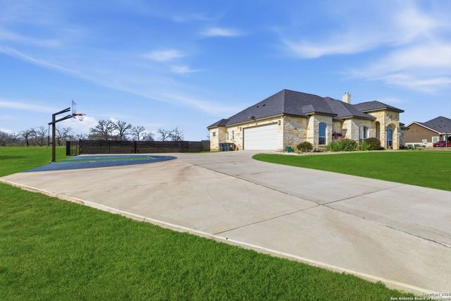 344 Abrego Lake, Floresville, TX 78114